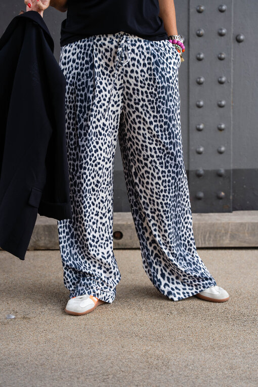 Oversized Blazer “VALERIE” black (10D29) / Weite Leo Hose “CHARLIE” (H13)