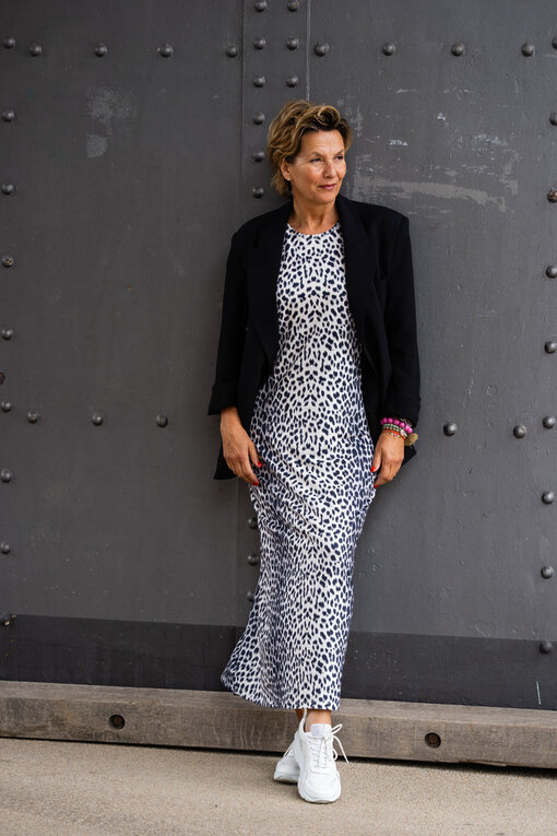 Oversized Blazer “VALERIE” black (10D29) / Leo Kleid “ASEL” (GW59)