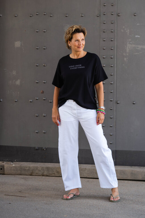 Lockeres Shirt “INARA” black (SE02)/Sommer Hose “OLYMPIA” weiß (H24)