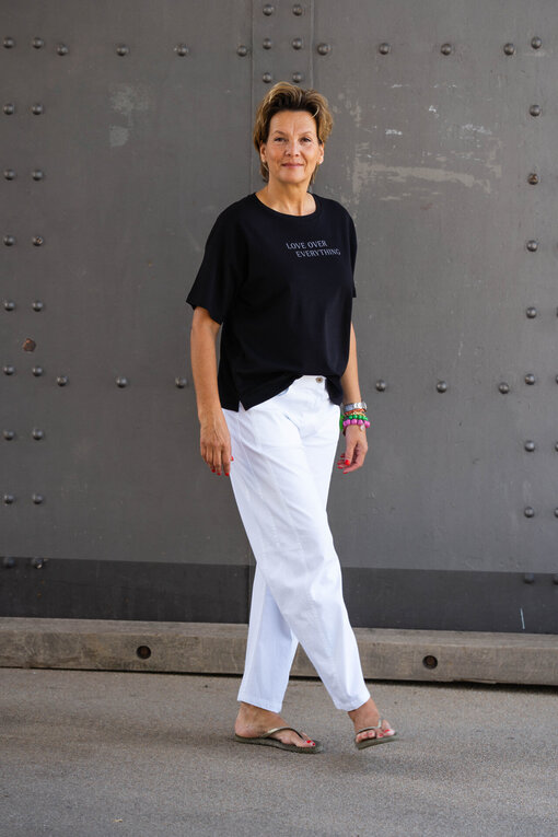 Lockeres Shirt “INARA” black (SE02)/Sommer Hose “OLYMPIA” weiß (H24)