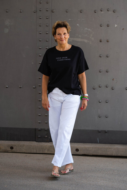 Lockeres Shirt “INARA” black (SE02)/Sommer Hose “OLYMPIA” weiß (H24)