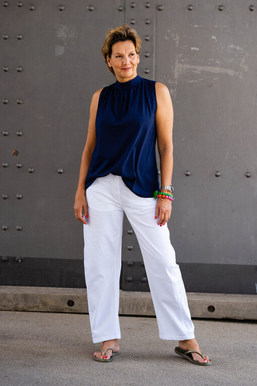 Leichte Bluse “PHILIPPA” dunkelblau (BA17) / Sommer Hose “OLYMPIA” weiß (H24)
