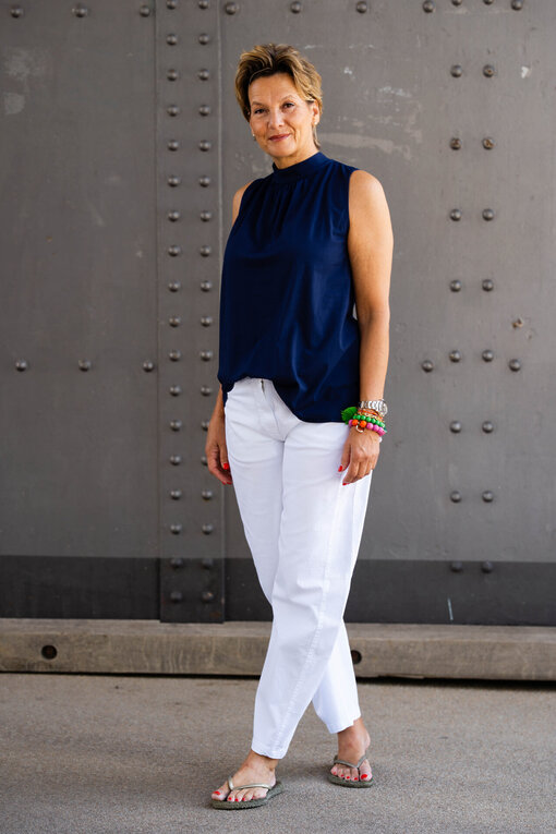 Leichte Bluse “PHILIPPA” dunkelblau (BA17) / Sommer Hose “OLYMPIA” weiß (H24)