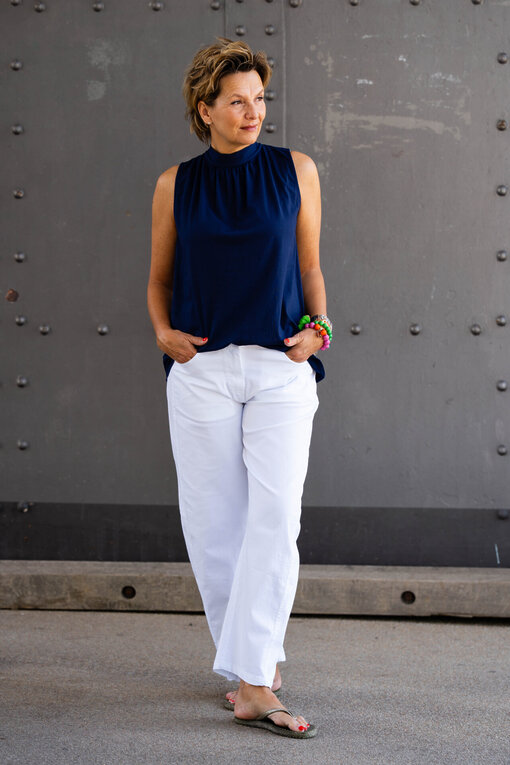 Leichte Bluse “PHILIPPA” dunkelblau (BA17) / Sommer Hose “OLYMPIA” weiß (H24)