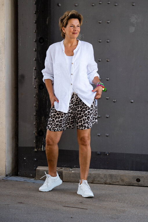 Musselin Leo-Shorts “LONE” leo (H49)/ Basic Top “NYALA” (BA42) / Leinenbluse “SABALENA” (GW74)