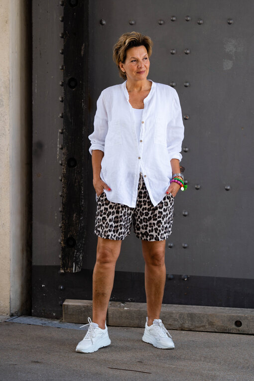 Musselin Leo-Shorts “LONE” leo (H49)/ Basic Top “NYALA” (BA42) / Leinenbluse “SABALENA” (GW74)