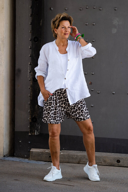 Musselin Leo-Shorts “LONE” leo (H49)/ Basic Top “NYALA” (BA42) / Leinenbluse “SABALENA” (GW74)