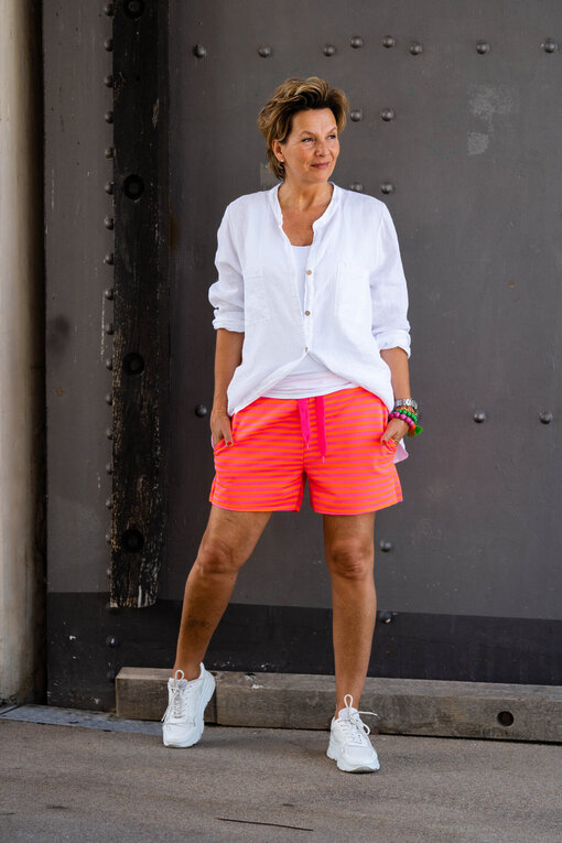 Sportliche Streifen Shorts “HANNI” neon orange/lila (GW202) / Basic Top “NYALA” (BA42) / Leinenbluse “SABALENA” (GW74)