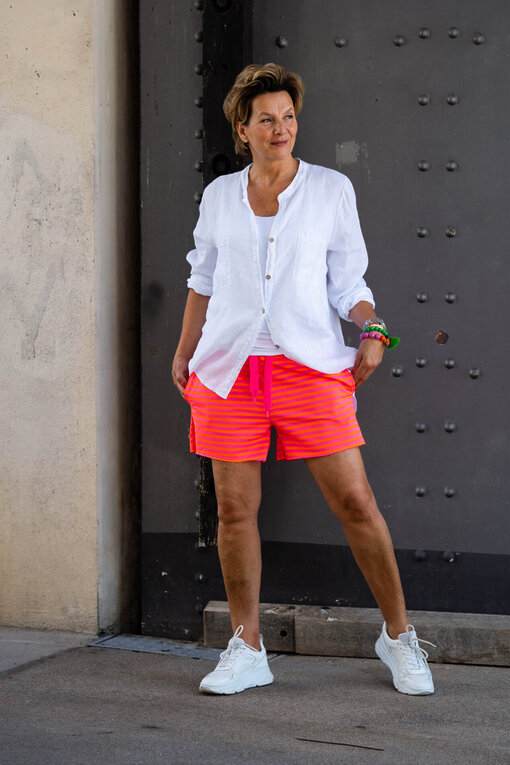 Sportliche Streifen Shorts “HANNI” neon orange/lila (GW202) / Basic Top “NYALA” (BA42) / Leinenbluse “SABALENA” (GW74)