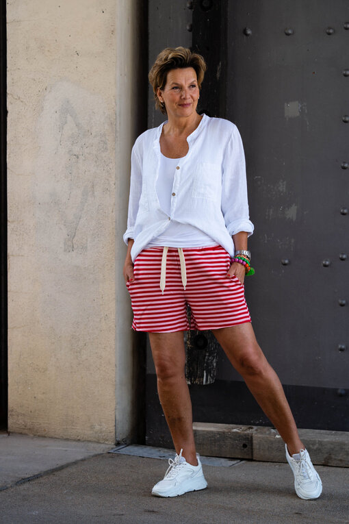Sportliche Streifen Shorts “HANNI” rosa/rot (GW202) / Basic Top “NYALA” (BA42) / Leinenbluse “SABALENA” (GW74)