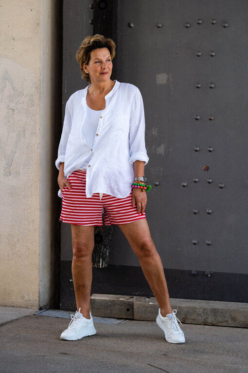 Sportliche Streifen Shorts “HANNI” rosa/rot (GW202) / Basic Top “NYALA” (BA42) / Leinenbluse “SABALENA” (GW74)
