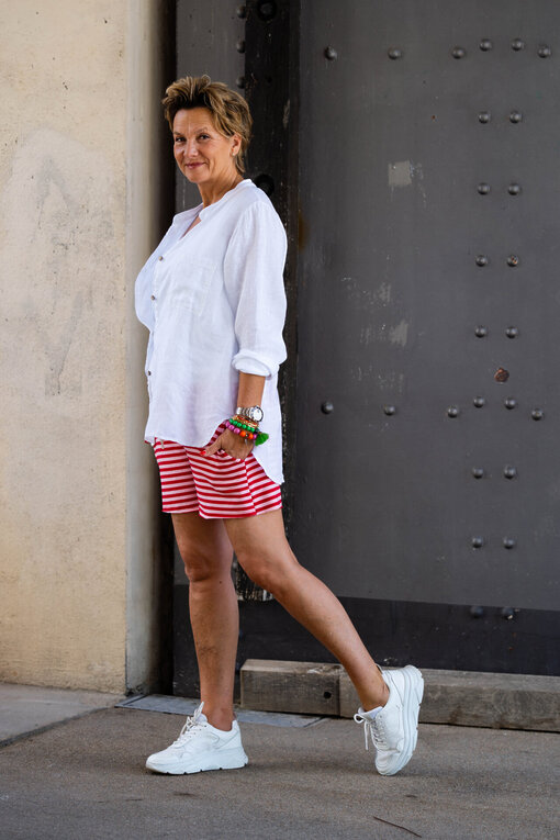 Sportliche Streifen Shorts “HANNI” rosa/rot (GW202) / Basic Top “NYALA” (BA42) / Leinenbluse “SABALENA” (GW74)