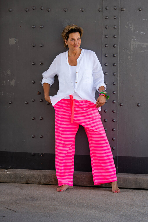 Trendige Streifenhose “FRAUKE” (H10) / Basic Top “NYALA” (BA42) / Leinenbluse “SABALENA” (GW74)