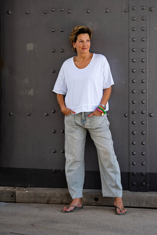 O-Shape Pants “ISABELLA” – greige (ER93) /Lockeres Shirt “ALJONA” weiß (BA51)