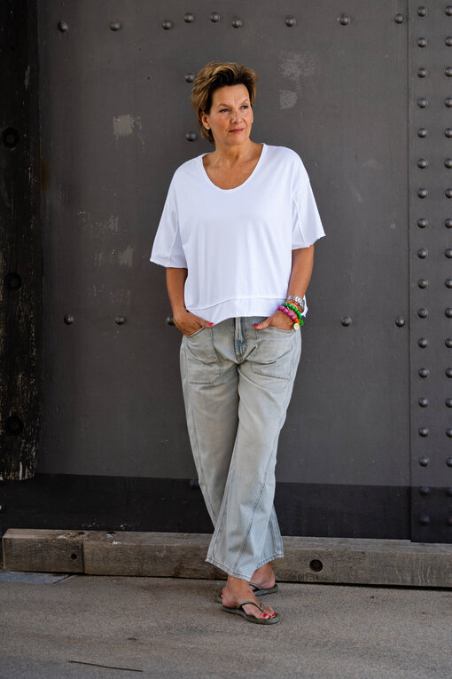 O-Shape Pants “ISABELLA” – greige (ER93) /Lockeres Shirt “ALJONA” weiß (BA51)