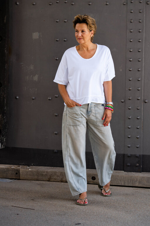 O-Shape Pants “ISABELLA” – greige (ER93) /Lockeres Shirt “ALJONA” weiß (BA51)