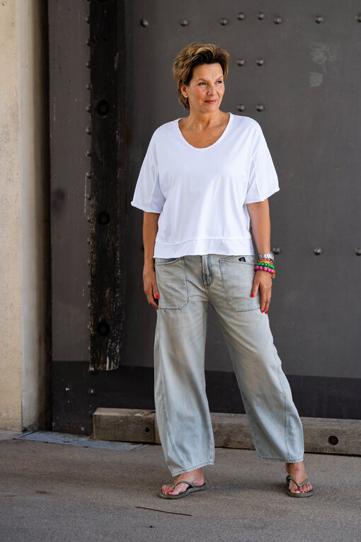 O-Shape Pants “ISABELLA” – greige (ER93) /Lockeres Shirt “ALJONA” weiß (BA51)