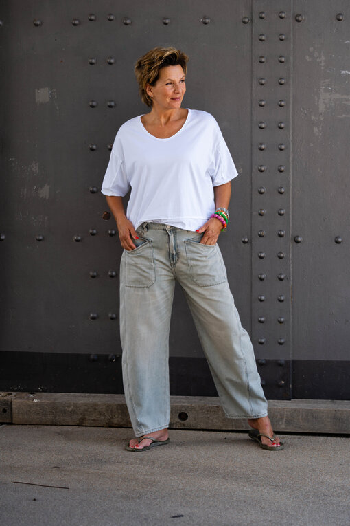 O-Shape Pants “ISABELLA” – greige (ER93) /Lockeres Shirt “ALJONA” weiß (BA51)