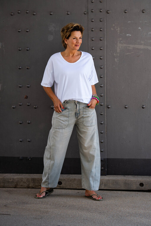 O-Shape Pants “ISABELLA” – greige (ER93) /Lockeres Shirt “ALJONA” weiß (BA51)