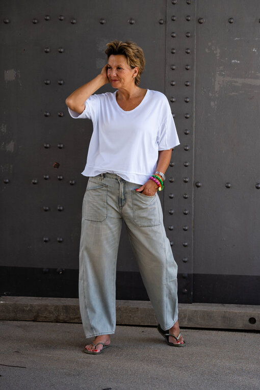O-Shape Pants “ISABELLA” – greige (ER93) /Lockeres Shirt “ALJONA” weiß (BA51)