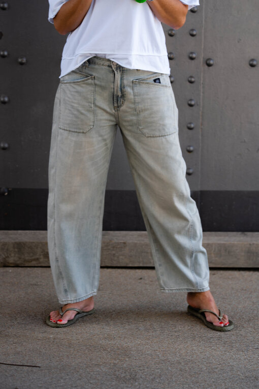 O-Shape Pants “ISABELLA” – greige (ER93) /Lockeres Shirt “ALJONA” weiß (BA51)
