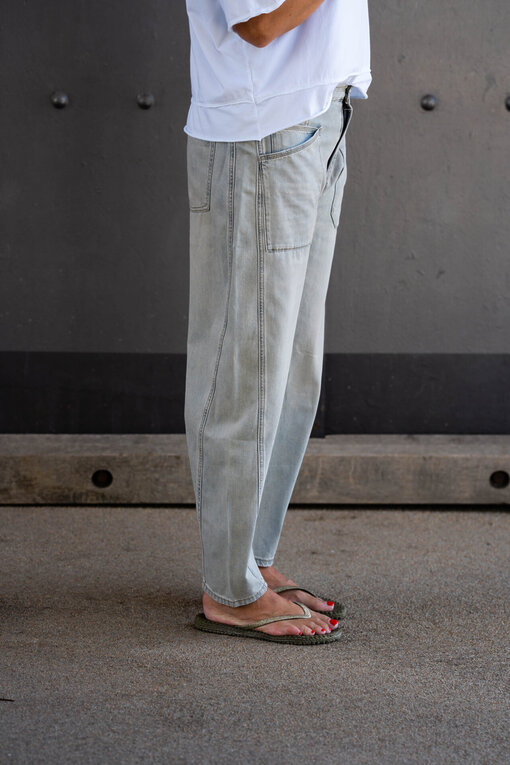 O-Shape Pants “ISABELLA” – greige (ER93) /Lockeres Shirt “ALJONA” weiß (BA51)