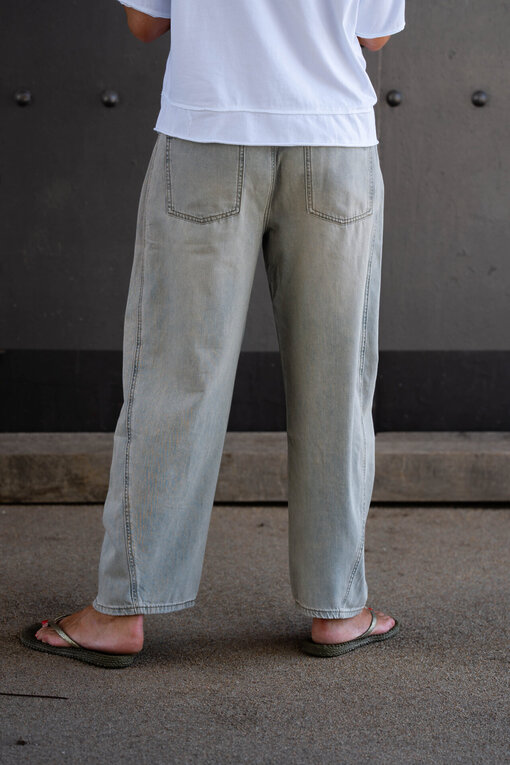 O-Shape Pants “ISABELLA” – greige (ER93) /Lockeres Shirt “ALJONA” weiß (BA51)