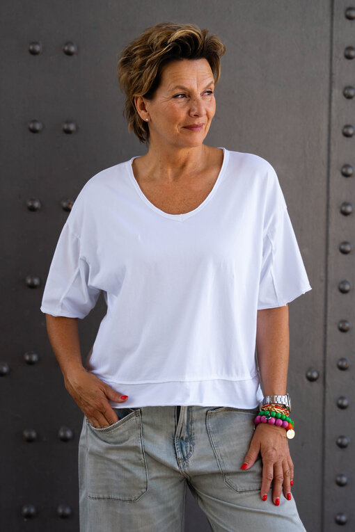 O-Shape Pants “ISABELLA” – greige (ER93) /Lockeres Shirt “ALJONA” weiß (BA51)