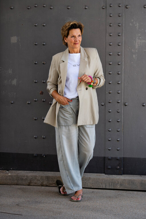 Leichtes Shirt “TOSCA” optic white (SE09) / O-Shape Pants “ISABELLA” – greige (ER93) / Lässiger Blazer “YARA” (GW24)