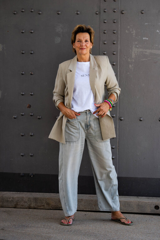 Leichtes Shirt “TOSCA” optic white (SE09) / O-Shape Pants “ISABELLA” – greige (ER93) / Lässiger Blazer “YARA” (GW24)