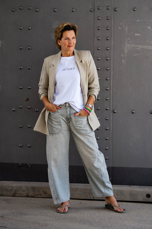 Leichtes Shirt “TOSCA” optic white (SE09) / O-Shape Pants “ISABELLA” – greige (ER93) / Lässiger Blazer “YARA” (GW24)