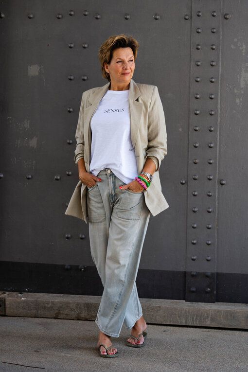 Leichtes Shirt “TOSCA” optic white (SE09) / O-Shape Pants “ISABELLA” – greige (ER93) / Lässiger Blazer “YARA” (GW24)