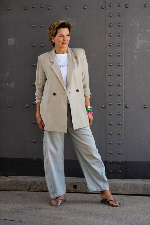 Leichtes Shirt “TOSCA” optic white (SE09) / O-Shape Pants “ISABELLA” – greige (ER93) / Lässiger Blazer “YARA” (GW24)