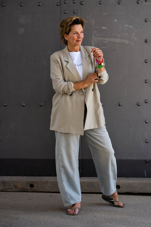Leichtes Shirt “TOSCA” optic white (SE09) / O-Shape Pants “ISABELLA” – greige (ER93) / Lässiger Blazer “YARA” (GW24)
