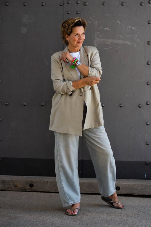 Leichtes Shirt “TOSCA” optic white (SE09) / O-Shape Pants “ISABELLA” – greige (ER93) / Lässiger Blazer “YARA” (GW24)