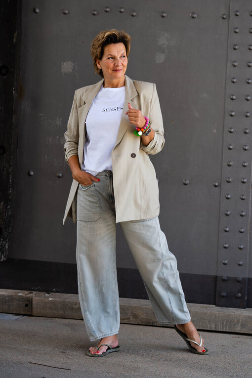Leichtes Shirt “TOSCA” optic white (SE09) / O-Shape Pants “ISABELLA” – greige (ER93) / Lässiger Blazer “YARA” (GW24)