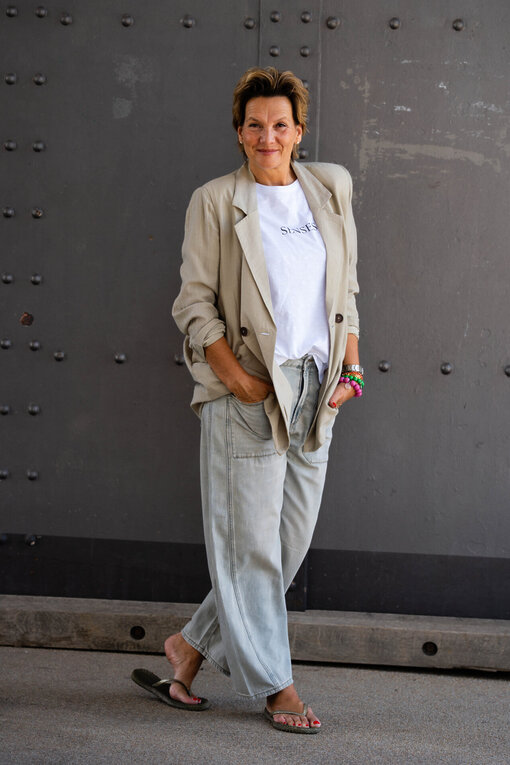 Leichtes Shirt “TOSCA” optic white (SE09) / O-Shape Pants “ISABELLA” – greige (ER93) / Lässiger Blazer “YARA” (GW24)
