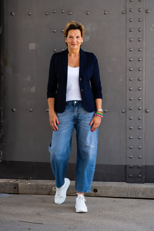 Stretchiger Kurzblazer “SISSI” dunkelblau (B04) / Jeans “YOANA” – real blue (ER21) / Basic Top “NYALA” weiß (BA42)