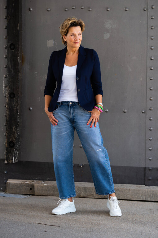 Stretchiger Kurzblazer “SISSI” dunkelblau (B04) / Jeans “YOANA” – real blue (ER21) / Basic Top “NYALA” weiß (BA42)