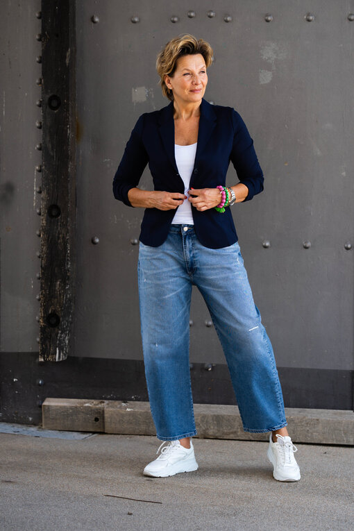 Stretchiger Kurzblazer “SISSI” dunkelblau (B04) / Jeans “YOANA” – real blue (ER21) / Basic Top “NYALA” weiß (BA42)