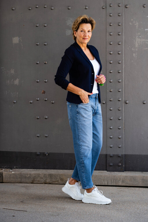 Stretchiger Kurzblazer “SISSI” dunkelblau (B04) / Jeans “YOANA” – real blue (ER21) / Basic Top “NYALA” weiß (BA42)