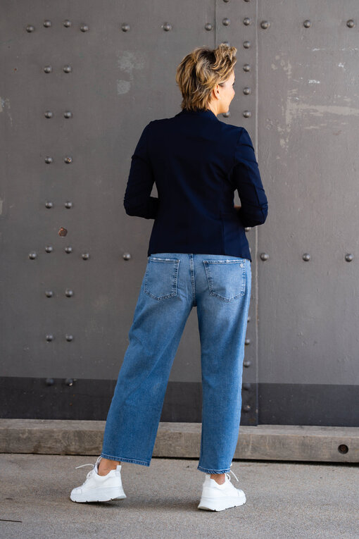 Stretchiger Kurzblazer “SISSI” dunkelblau (B04) / Jeans “YOANA” – real blue (ER21) / Basic Top “NYALA” weiß (BA42)