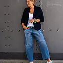 (B04) / Jeans “YOANA” – real blue (ER21) / Basic Top “NYALA” weiß (BA42)