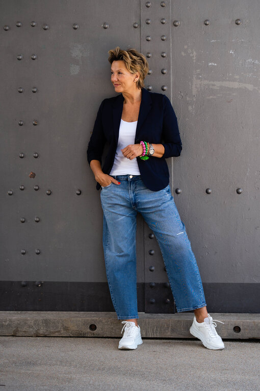 Stretchiger Kurzblazer “SISSI” dunkelblau (B04) / Jeans “YOANA” – real blue (ER21) / Basic Top “NYALA” weiß (BA42)