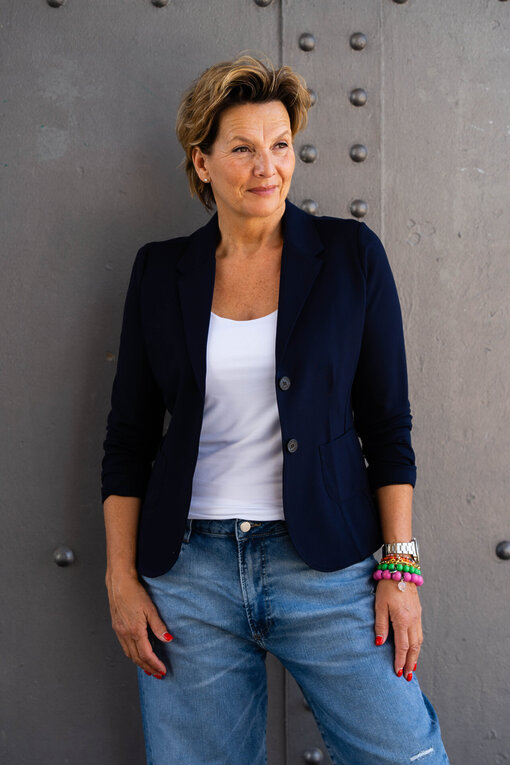 Stretchiger Kurzblazer “SISSI” dunkelblau (B04) / Jeans “YOANA” – real blue (ER21) / Basic Top “NYALA” weiß (BA42)