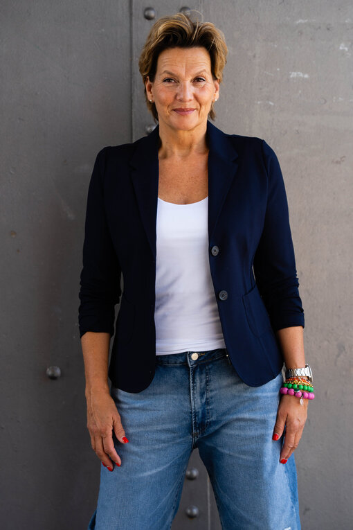 Stretchiger Kurzblazer “SISSI” dunkelblau (B04) / Jeans “YOANA” – real blue (ER21) / Basic Top “NYALA” weiß (BA42)