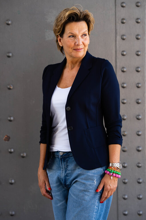 Stretchiger Kurzblazer “SISSI” dunkelblau (B04) / Jeans “YOANA” – real blue (ER21) / Basic Top “NYALA” weiß (BA42)