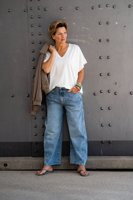 Jeans “NORALIE” – lagoon blue (ER56) / Feines Shirt “SMILLA” wollweiß (BA45) / Trendige Kurzjacke “VIOLA” taupe (GW28)
