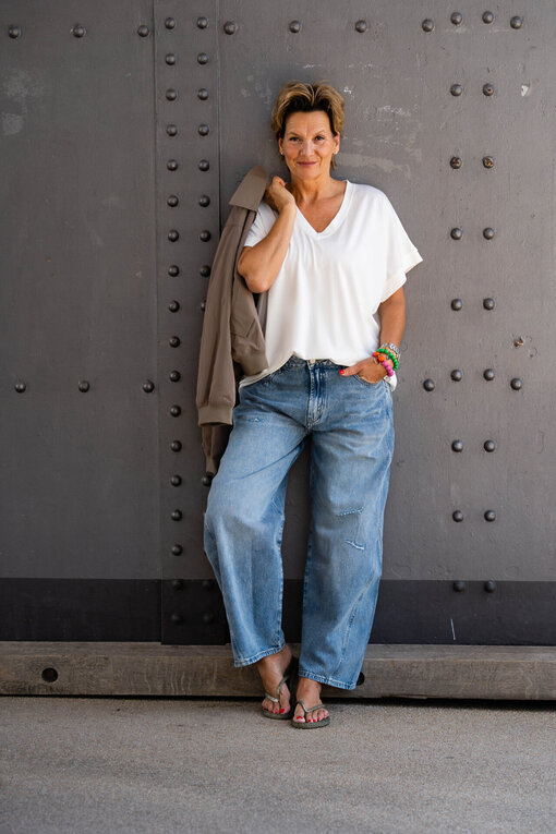 Jeans “NORALIE” – lagoon blue (ER56) / Feines Shirt “SMILLA” wollweiß (BA45) / Trendige Kurzjacke “VIOLA” taupe (GW28)