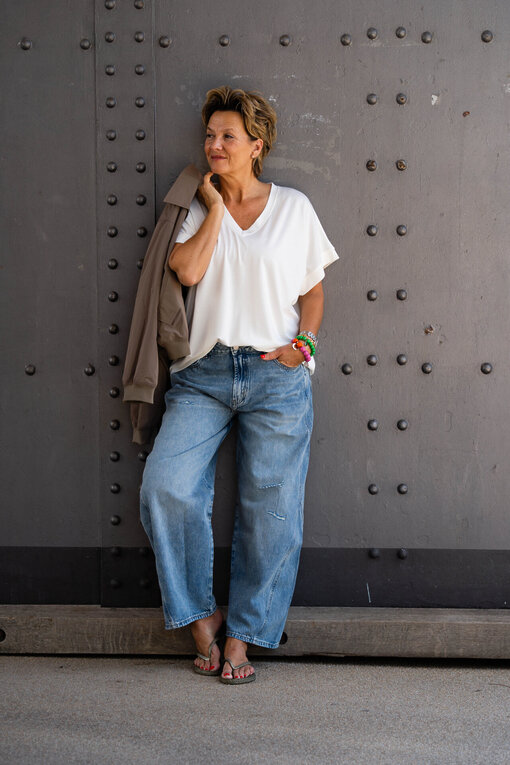 Jeans “NORALIE” – lagoon blue (ER56) / Feines Shirt “SMILLA” wollweiß (BA45) / Trendige Kurzjacke “VIOLA” taupe (GW28)